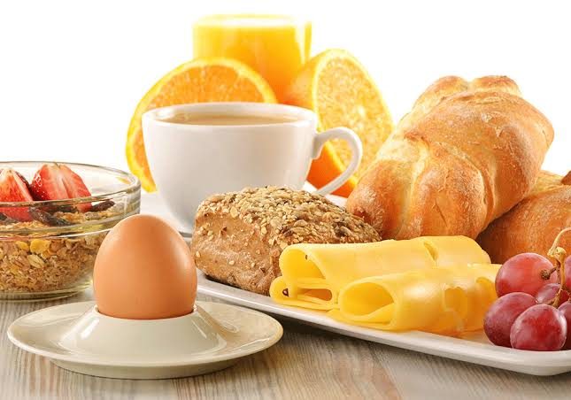 5 أطعمة يجب أن تتضمنها وجبة الإفطار لزيادة الطاقة وخفض السكر في الدم!