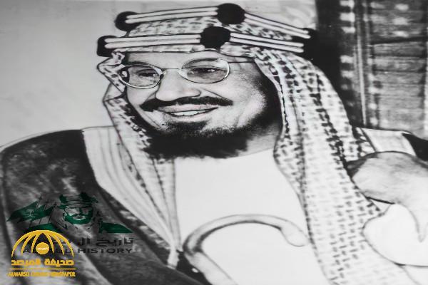 "تاريخ آل سعود" ينشر صورة نادرة للملك عبدالعزيز وهو مبتسمًا.. ويكشف عن مناسبتها وتاريخ التقاطها!