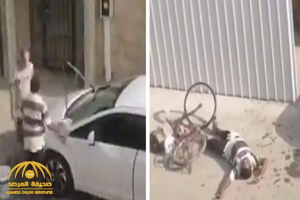 شاهد: بحريني يصفع وافد آسيوي على وجهه أثناء غسل سيارته والأخير يسقط مغشياً عليه