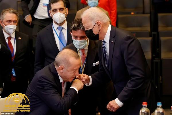 صورة مثيرة للجدل.. هل قبل أردوغان يد "بايدن" في اجتماع الناتو؟