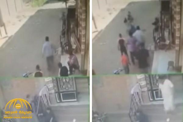 شاهد: مصرية تتعرض للضرب والسحل على يد شابين وسط الشارع لسبب غريب!