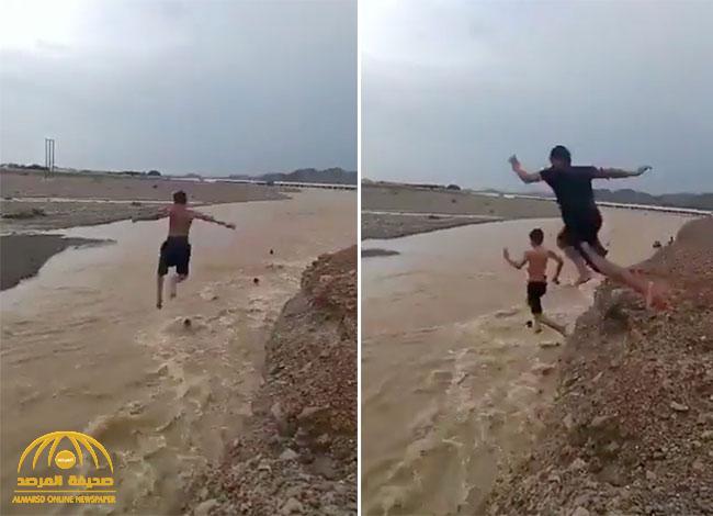 "مجازفة خطيرة".. شاهد: عمانيون يسبحون في أحد السيول وقوة المياه تجرفهم