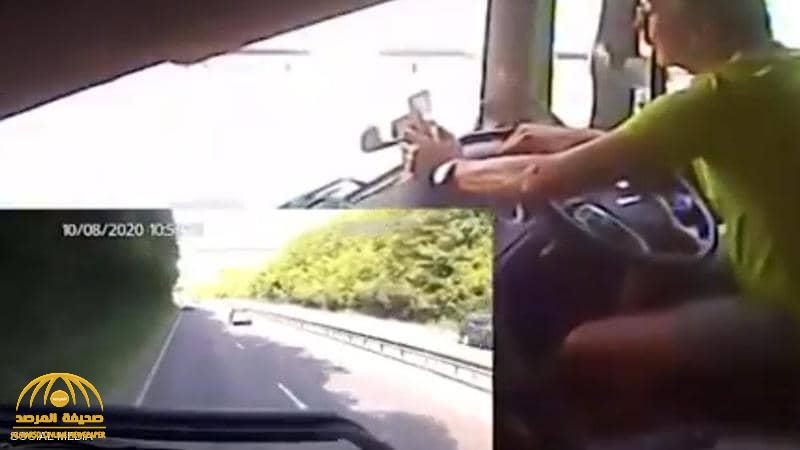 شاهد.. كاميرا توثق حادث مروع لقائد مركبة انشغل في هاتفه على طريق سريع