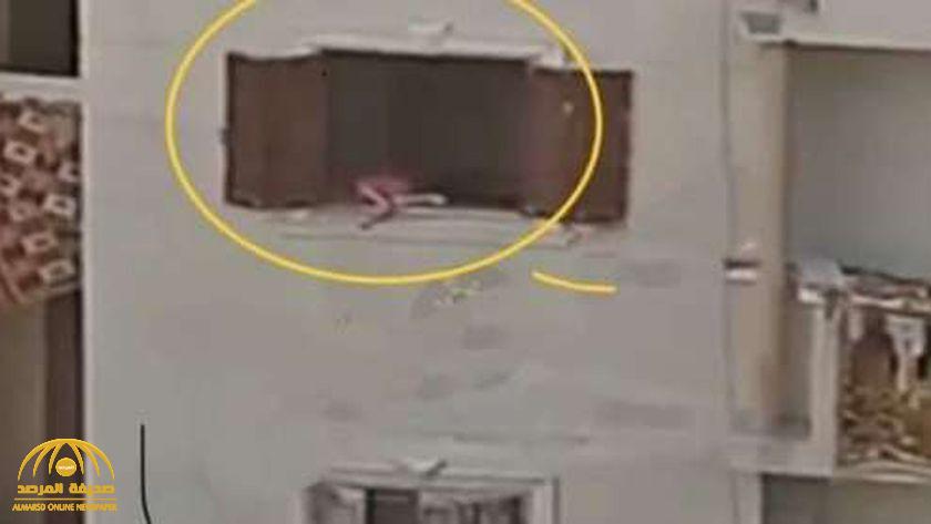 أثناء صلاة العيد.. شاهد: صورة طفلة معلقة في نافذة تثير ضجة في مصر