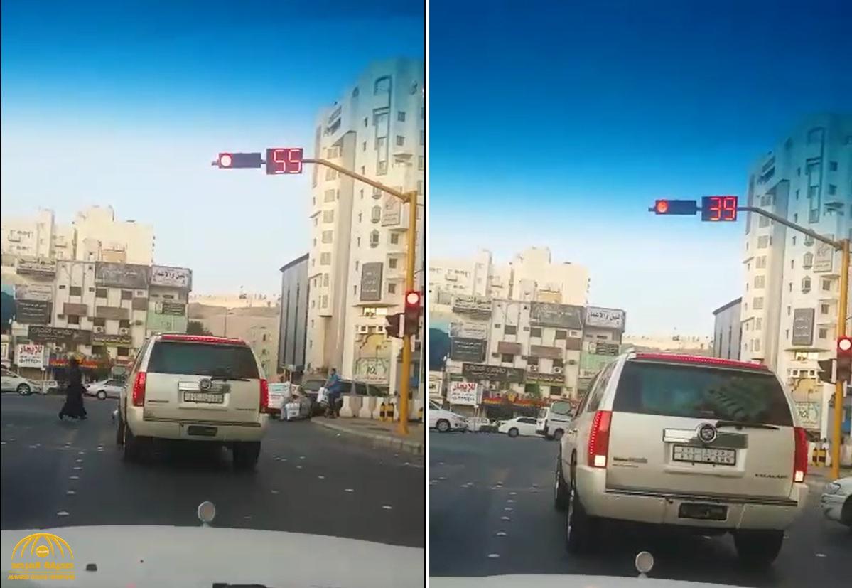 شاهد: مواطن يوثق تصرف غريب من قائد سيارة أثناء توقفه عند إشارة المرور!