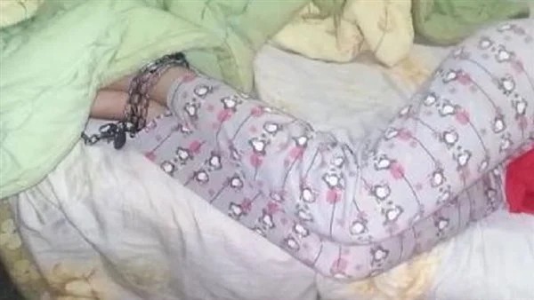 مصر.. كشف ملابسات فيديو لفتاة مكبلة بسلسلة حديدية من قدميها بسرير ومصابة بكدمات