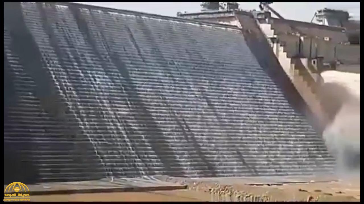 شاهد: فيديو يظهر لحظة انسياب مياه النيل في الجزء الأوسط من سد النهضة