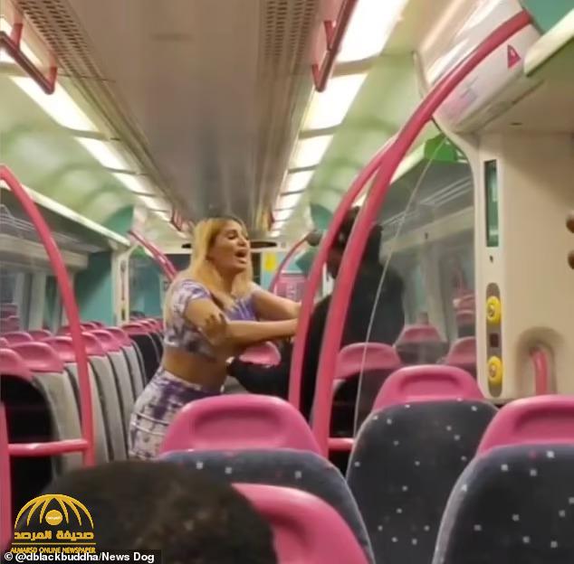 شاهد : ردة فعل شاب من أصول إفريقية تجاه امرأة شقراء حاولت الاعتداء عليه داخل مترو الأنفاق