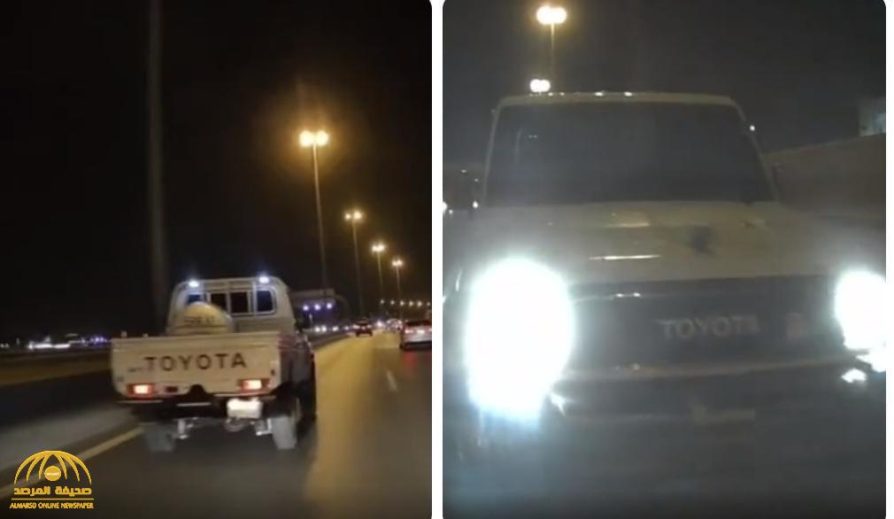 شاهد: سائق يربك سائقة سعودية بإشعال الإضاءة العالية ويدخل بين المركبة والصبة على طريق سريع