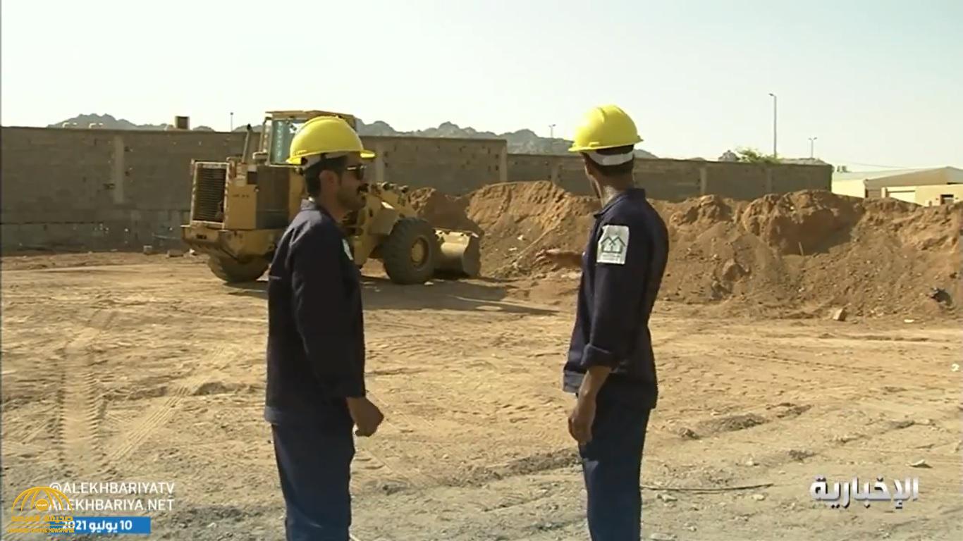 "تحت أشعة الشمس والحرارة".. شاهد: تقرير مصور يرصد لقطات غير معتادة لشباب سعوديين يعملون على معدات البناء الثقيلة