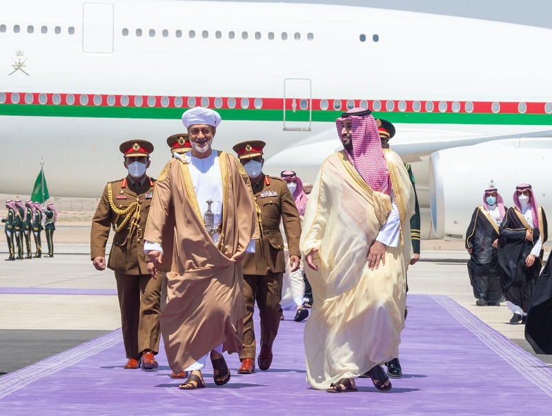 شاهد.. لحظة وصول سلطان عمان إلى "نيوم" والأمير محمد بن سلمان في استقباله
