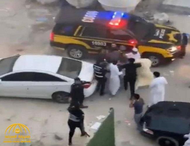 شاهد : كويتيون يعتدون على رجل أمن .. وأحد أفراد الشرطة يطلق النار في الهواء