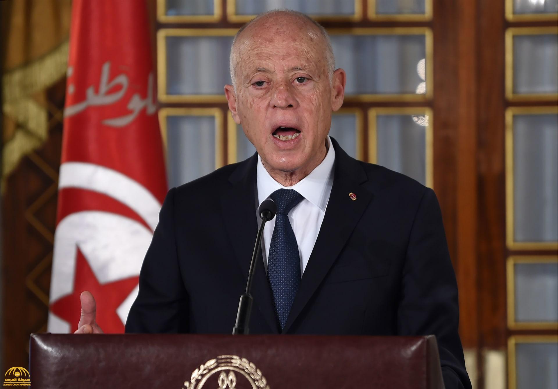 شاهد: الرئيس التونسي يعلن إقالة رئيس الوزراء “المشيشي” من منصبه ويرفع الحصانة عن النواب