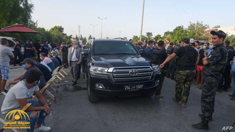 شاهد.. الغنوشي يعتصم داخل سيارته أمام البرلمان التونسي