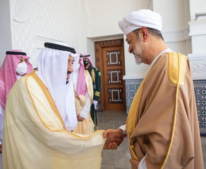 شاهد.. لحظة استقبال خادم الحرمين لسلطان عمان في قصر نيوم
