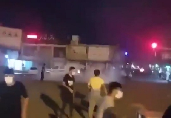 "كر وفرّ وقنابل مسيلة للدموع".. شاهد: مواجهات ليلية عنيفة بين الثوار في خوزستان والقوات الإيرانية