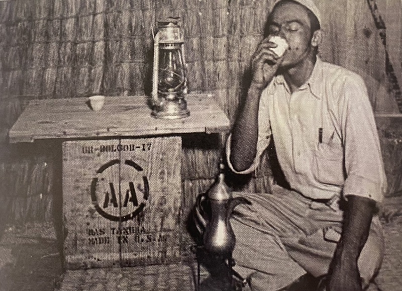 شاهد.. تفاعل واسع مع صورة موظف سعودي في "أرامكو" يشرب القهوة على نور السراج في الأربعينيات
