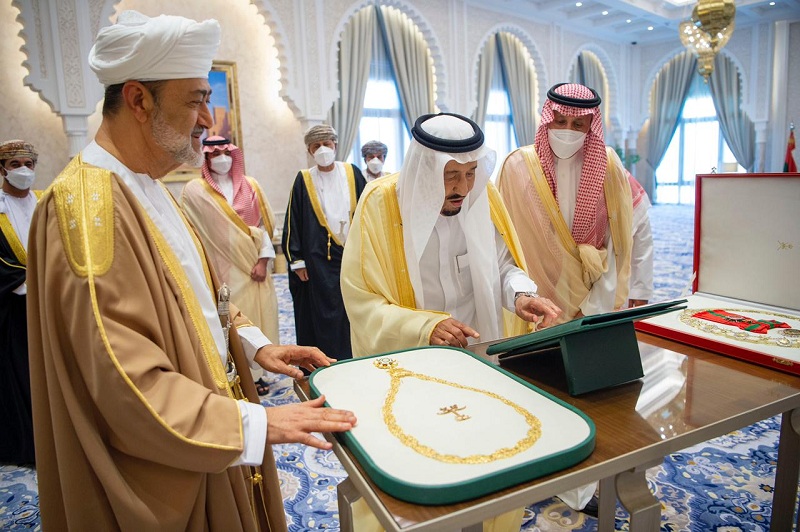 بالصور: وسام عُماني رفيع لخادم الحرمين.. وقلادة الملك عبدالعزيز لسُلطان عمان
