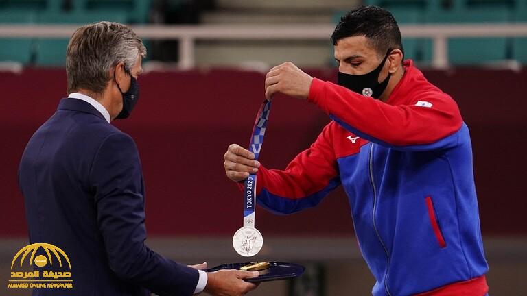 شاهد: لاعب "إيراني" شارك في أولمبياد طوكيو بعلم منغوليا يهدي ميداليته الفضية لإسرائيل