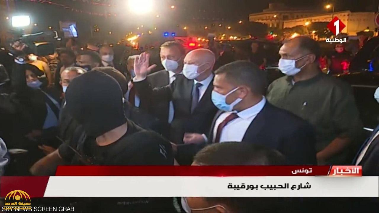 بعد الإطاحة بحزب النهضة الإخواني.. شاهد: الرئيس التونسي قيس سعيد يتجول وسط شارع الحبيب بورقيبة