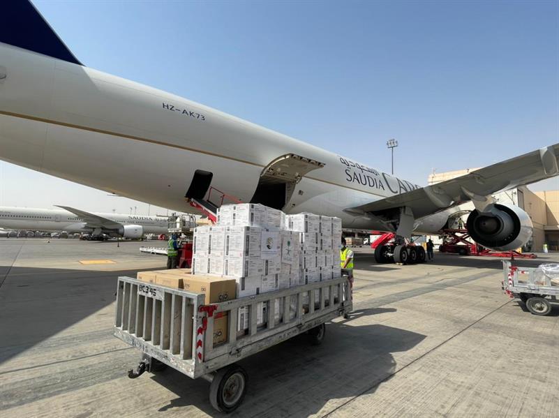 شاهد: مغادرة أولى طلائع الجسر الجوي السعودي الذي يحمل أجهزة طبية ووقائية لتونس