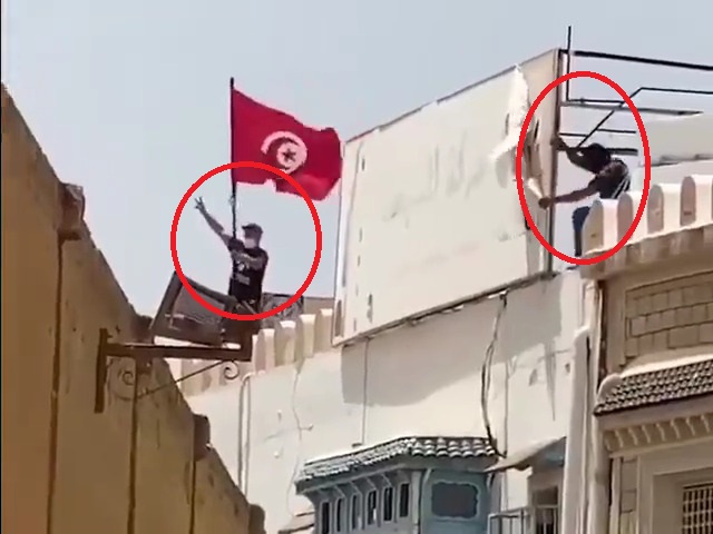 شاهد : عضو في حركة النهضة التونسية يدفع أحد المحتجين من فوق مبنى عالي