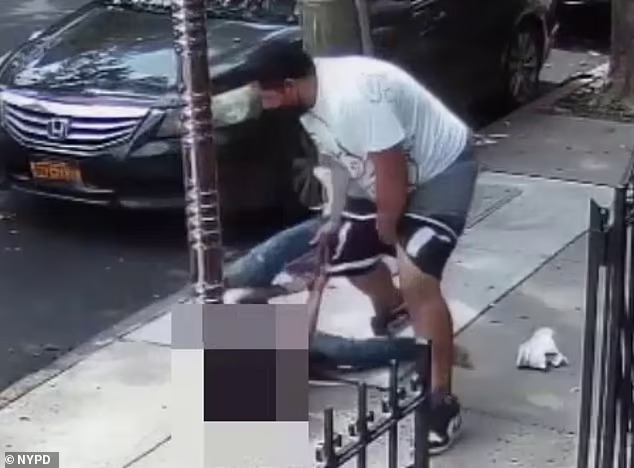 شاهد : لحظة إحباط محاولة سرقة في شوارع نيويورك بإسقاط سروال اللص من قبل الضحية