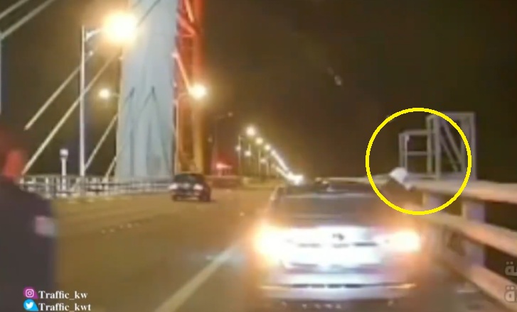 بالفيديو.. امرأة تحاول الانتحار بالقفز من أعلى جسر بالكويت.. شاهد ردة فعل رجال الأمن