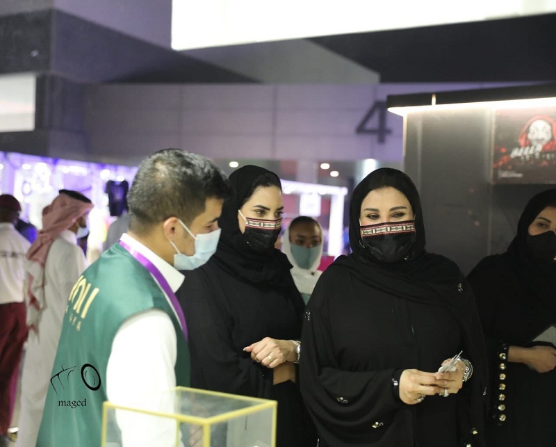 شاهد.. الأميرة البندري تزور "معرض عبايات" في واجهة الرياض.. وتتفاجأ بعد مقابلة أحد المصممين!