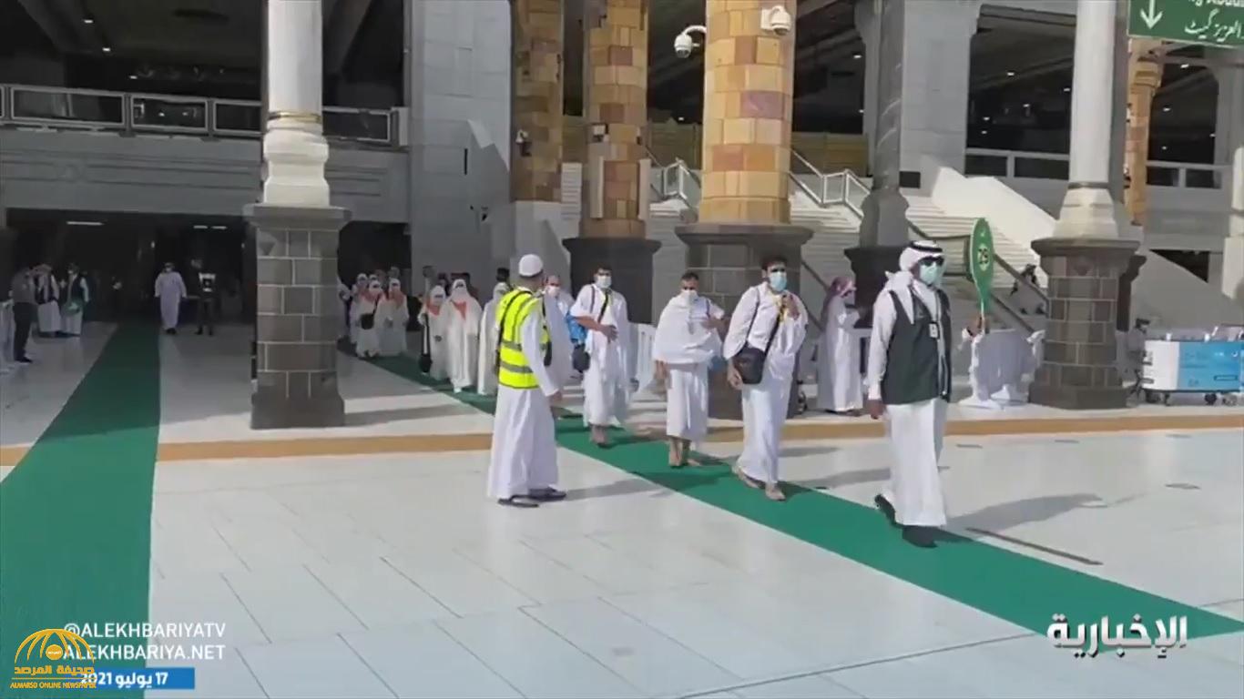 شاهد.. لحظة دخول أول أفواج الحجاج المسجد الحرام وأداء طواف القدوم