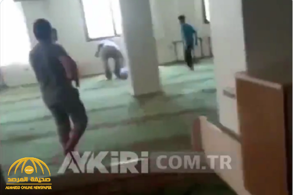 شاهد.. إمام مسجد تركي يعتدي على طفل بطريقة وحشية