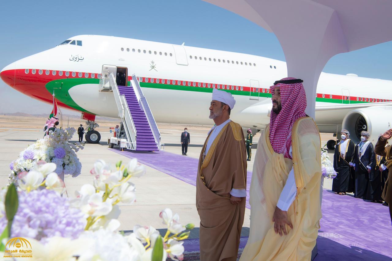 شاهد: مراسم استقبال سلطان عمان لحظة وصوله مطار خليج نيوم  وعزف السلام الوطني للبلدين
