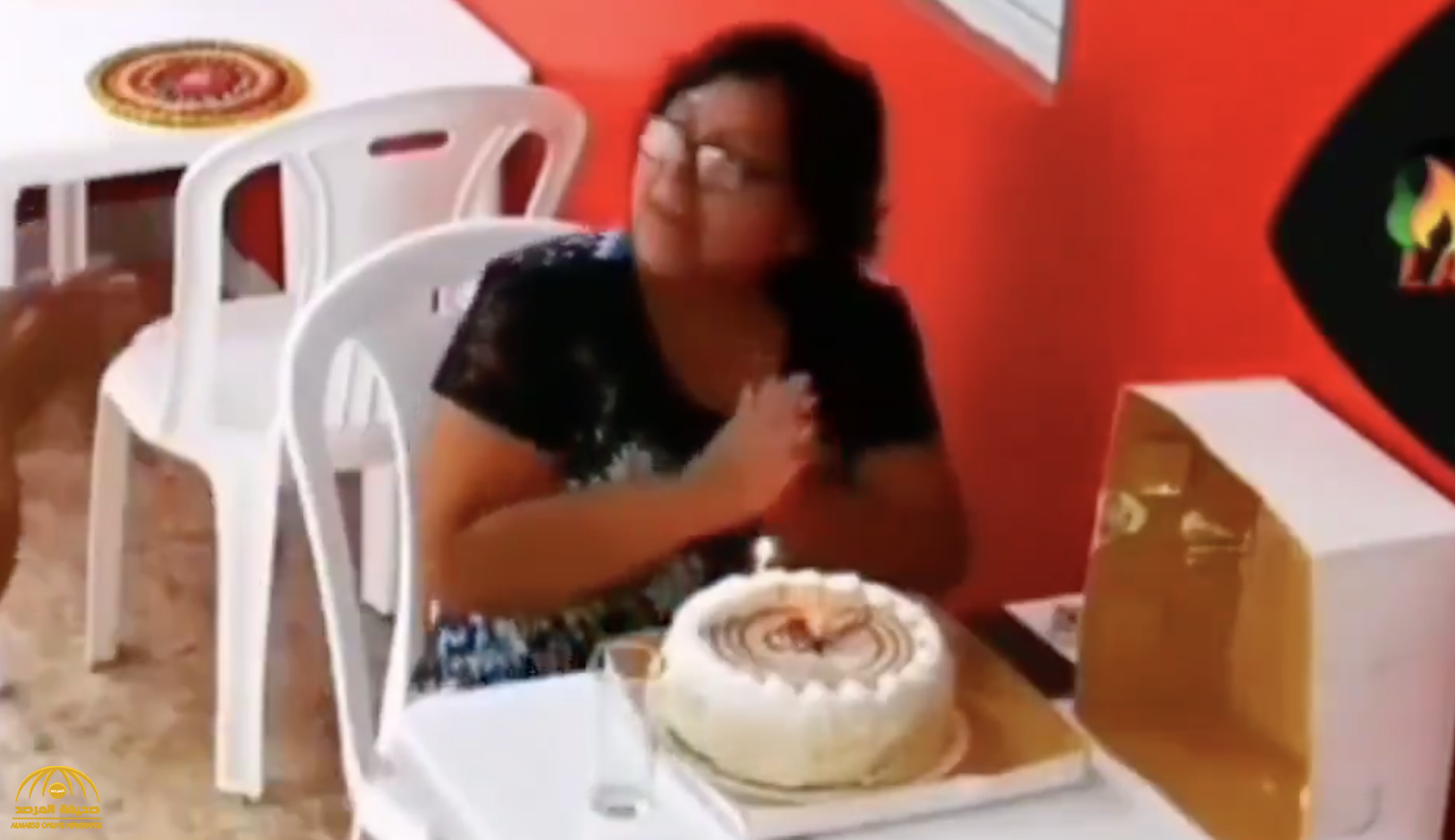شاهد: امرأة تحتفل بعيد ميلادها بمفردها في مطعم.. وبعد أن غلبتها الدموع كانت المفاجأة