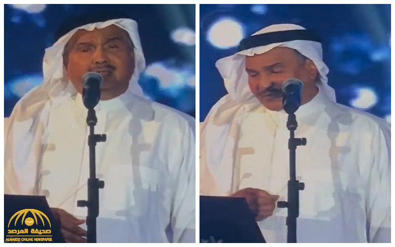 شاهد.. لحظة تأثر الفنان "محمد عبده" أثناء الغناء على المسرح