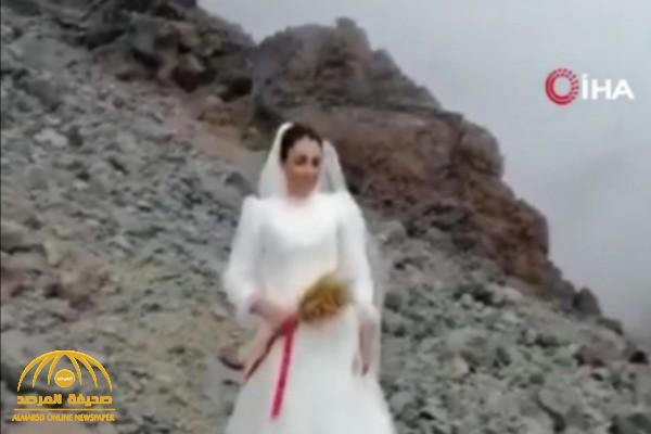 شاهد: فتاة ترتدي فستان زفاف وتعلن زواجها من "جبل".. وتكشف سبب تصرفها الغريب!