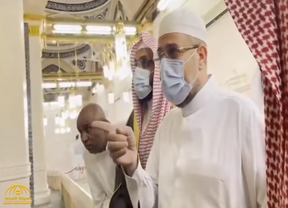 شاهد.. وزير الأوقاف المصري يستذكر أبيات شعر ويبكي خلال زيارته المسجد النبوي