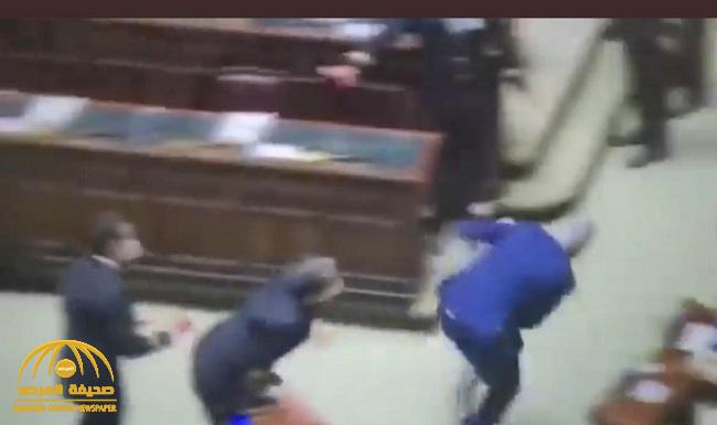 شاهد: مطاردة وهروب شخص  داخل البرلمان الإيطالي