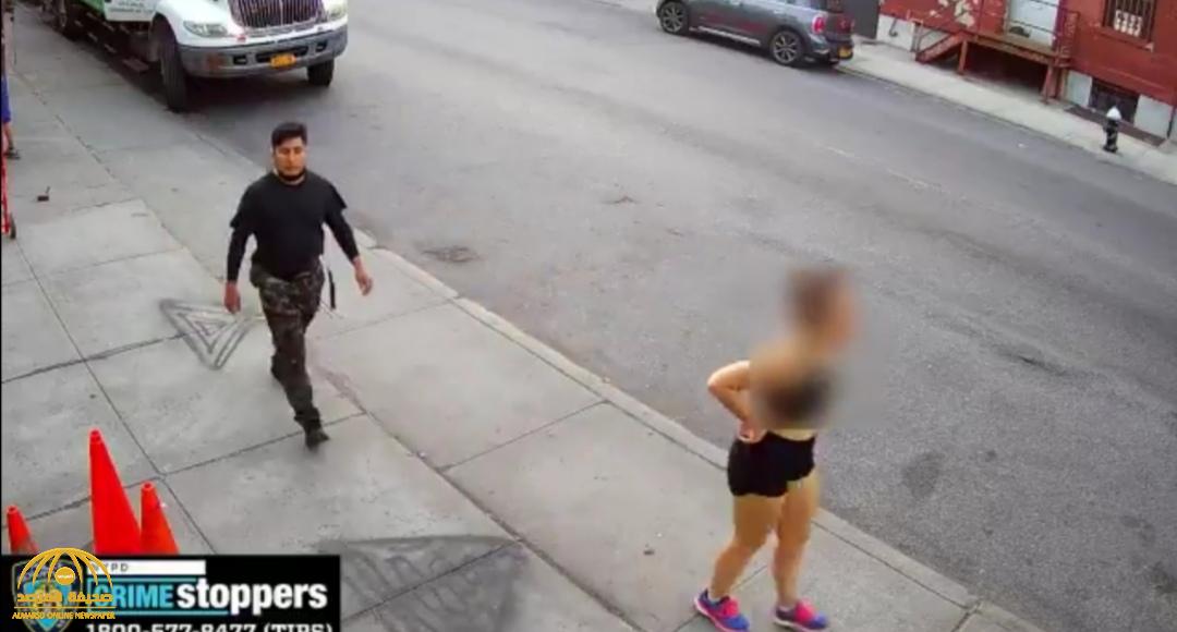 شاهد.. شاب يحاول اغتصاب فتاة وسط شارع في نيويورك