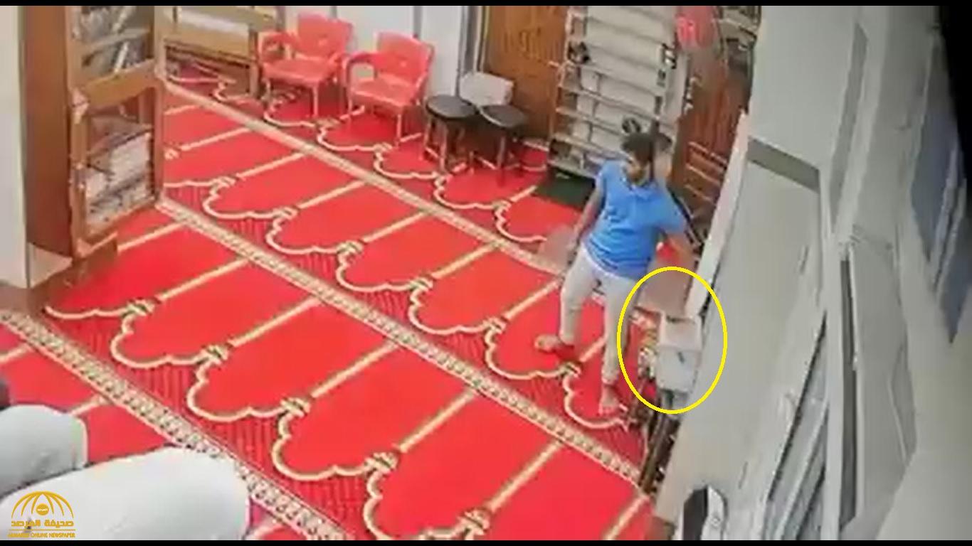 شاهد.. شاب مصري يسرق صندوق التبرعات من داخل مسجد أثناء تأدية الصلاة