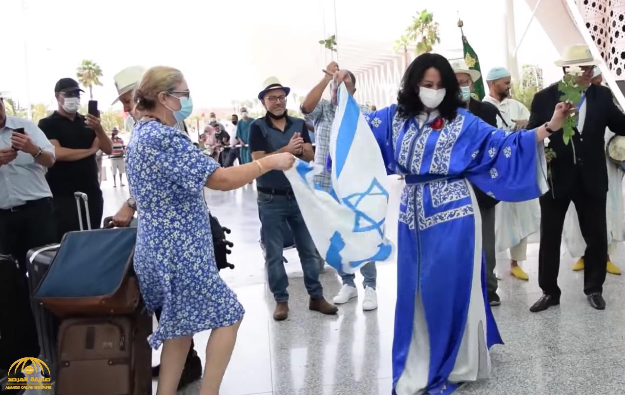 شاهد.. مغاربة يستقبلون أول رحلة لـ"طائرة إسرائيلية" بالرقص  والطبول في مطار مراكش