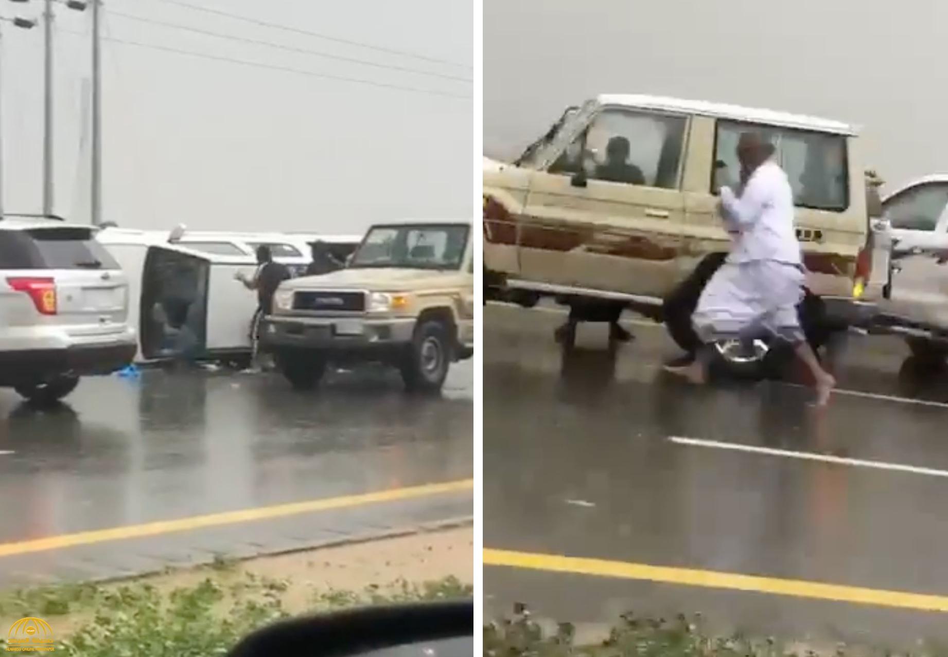 شاهد: انقلاب سيارة تحمل بضاعة على طريق في جازان بسبب الأمطار.. وردة فعل مفاجئة لقائدي المركبات