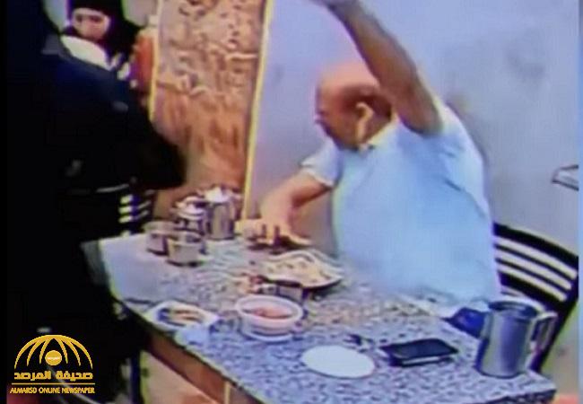 شاهد:  مصرية  تعتدي على زوجها أمام الزبائن داخل محل كشري