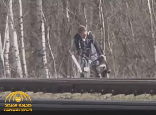 بالفيديو.. دبلوماسي أمريكي يسرق إشارة ضوئية من سكة حديد في روسيا