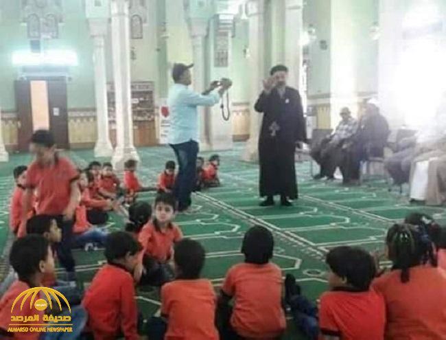 الكشف عن حقيقة صورة قس مسيحي بصحبة مجموعة أطفال داخل مسجد في مصر