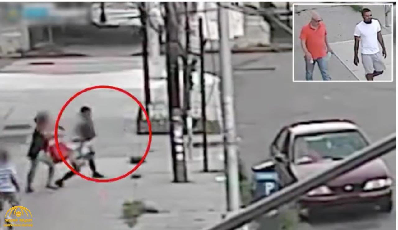 سائق سيارة يخطف طفل من أمه ويهرب به وسط شارع في نيويورك ...شاهد ردة فعل والدته