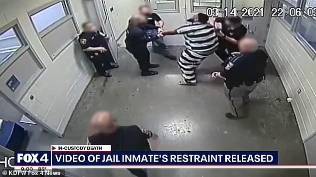 شاهد : سجين أمريكي يلقى مصرعه إثر تعرضه لاعتداء قاسي من قبل السجانين في ولاية تكساس