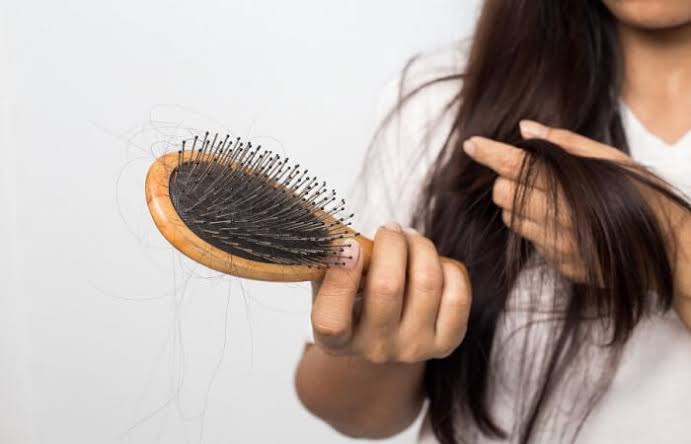 الكشف عن أفضل 4 مكونات طبيعية لعلاج تساقط الشعر!