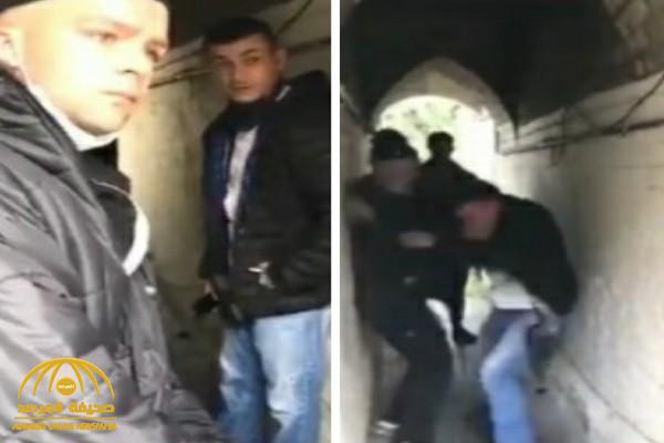 شاهد: لصوص يسرقون مركبة متوقفة أمام مسجد في لندن.. وصاحبها يعاقبهم بطريقة غريبة بعد الإمساك بهم!
