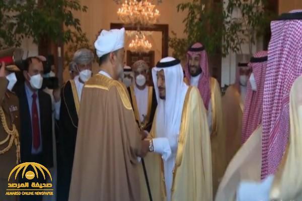 شاهد: الملك سلمان‬⁩ يودع سلطان ⁧‫عمان‬⁩ أثناء مغادرته قصر ⁧‫نيوم