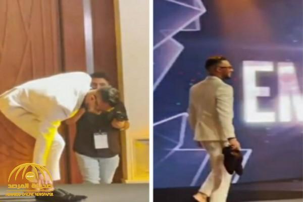 شاهد: محمد رمضان يخلع حذائه على المسرح أثناء تكريمه في دبي لهذا السبب!